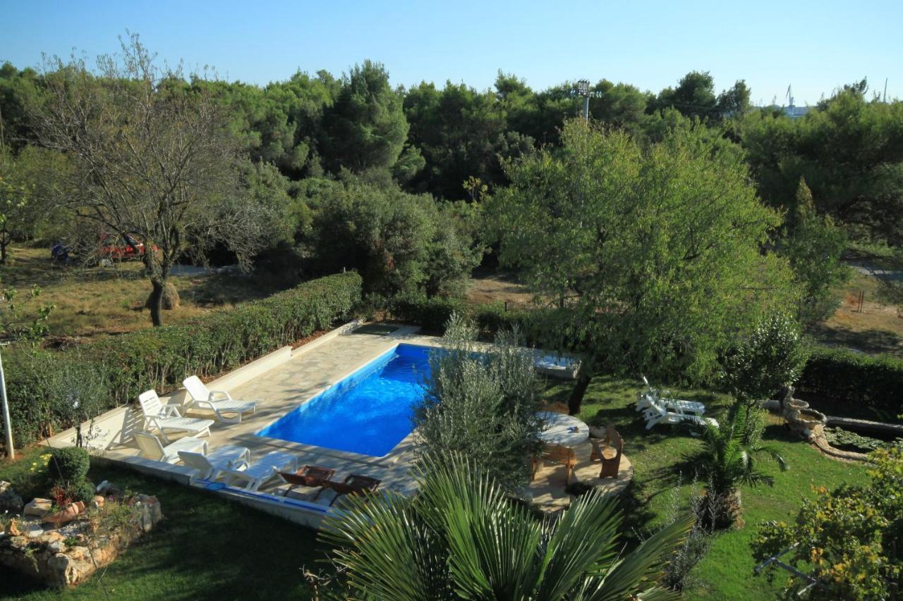 Apartments With A Swimming Pool Pula - 7356 Exteriér fotografie